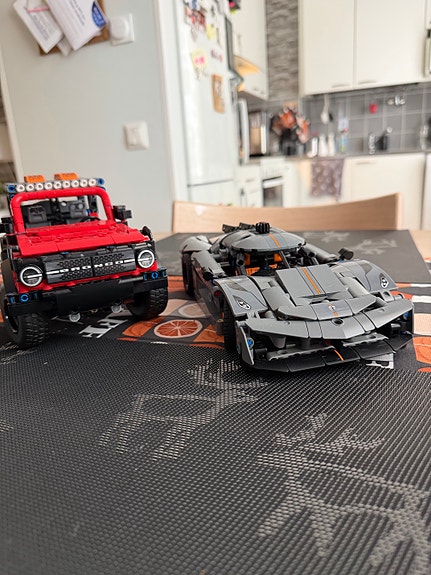 LEGO Technic  Koenigsegg Jesko Absolut ja Ford Bronco
