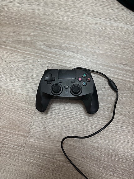 PlayStation 4 langallinen ohjain musta
