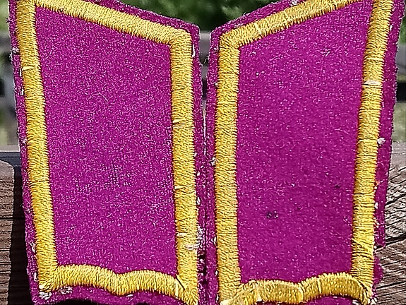 Sodanaikaiset SA-laatat. Värit: keltainen ja violetti.