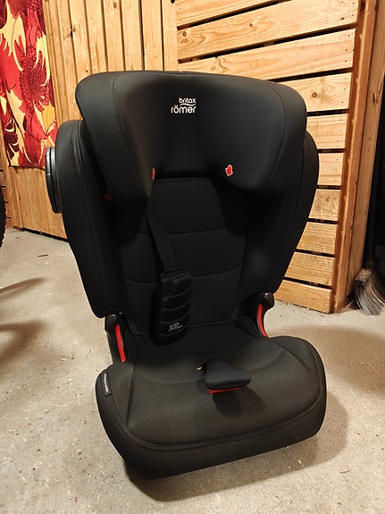 Britax Kidfix lll S turvavyöistuin 15-36kg