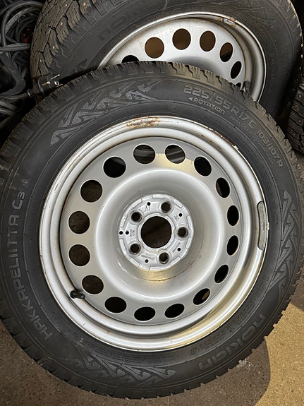 Nokian Hakkapeliitta C3 225/55 R17C talvirenkaat vanteilla (4 kpl)