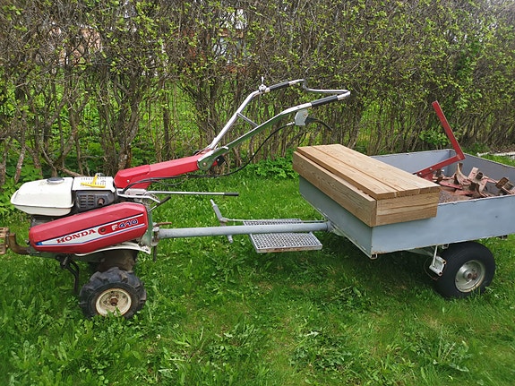 Honda F410 puutarhajyrsin peräkärryllä