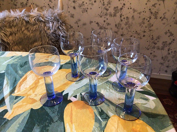 Iittala Mondo viinilasit sinisellä jalalla