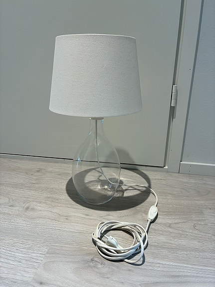 IKEA pöytälamppu lasijalalla