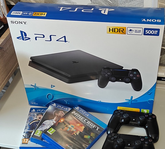 PS4 slim 500 GT + 2 ohjainta + 3 peliä