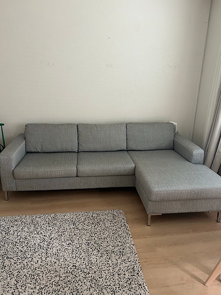 Harmaa divaanisohva