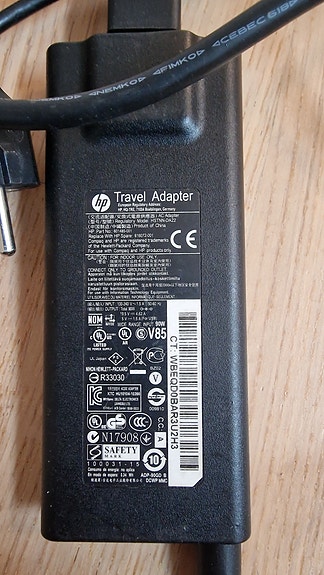 HP laturi ja HP Travel adapter 90W -kannettavan laturi