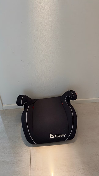 Abyy korokeistuin autoon