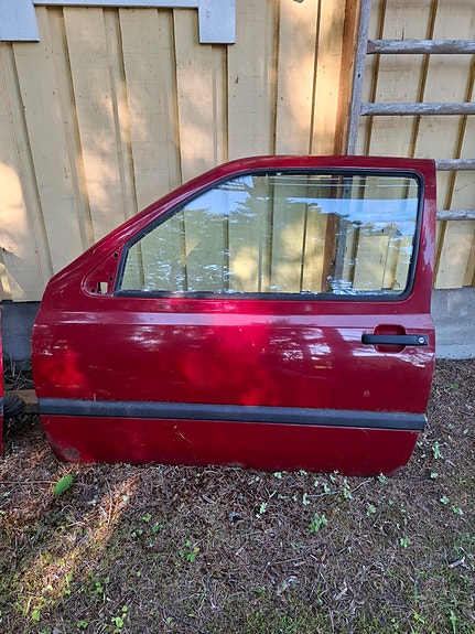 Volkswagen golf MK3 etuovet punainen