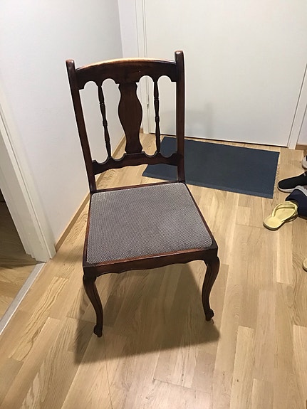Neljä kpl ruokapöydän tuolia verhoillulla istuimella. Ehkä jopa chippendale.