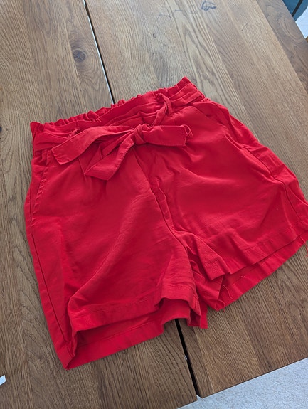 Punaiset shortsit 38