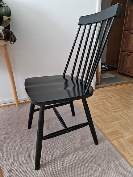Lönneberga musta pinnatuoli