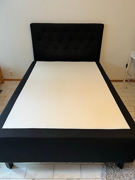 Sänky / Runkopatja 140x200. Sängynpääty