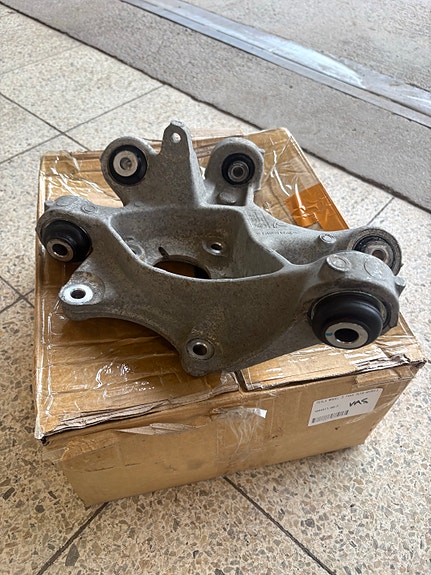 Uusilla narinaheloilla Tesla Model 3 taka olka-akseli vasen 1044411-00-F