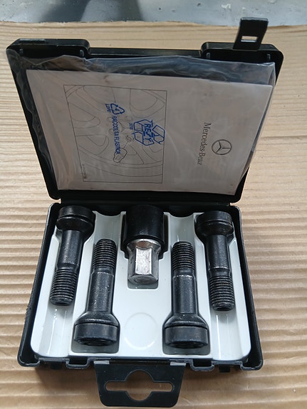 Mercedes Benz lukkopultit, M14 x 1,5 x 45mm