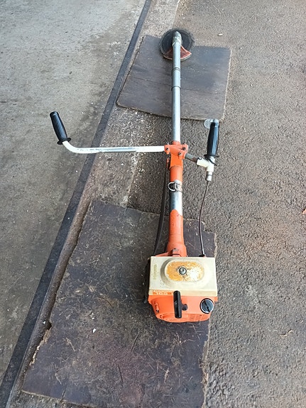 Husqvarna 165 R raivaussaha terälevyllä