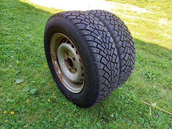 Kaksi peräkärryn/trailerin nastarengasta