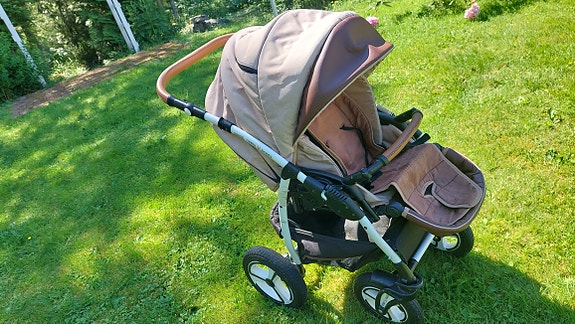 Vaalean ruskeat hyvät lasten rattaat