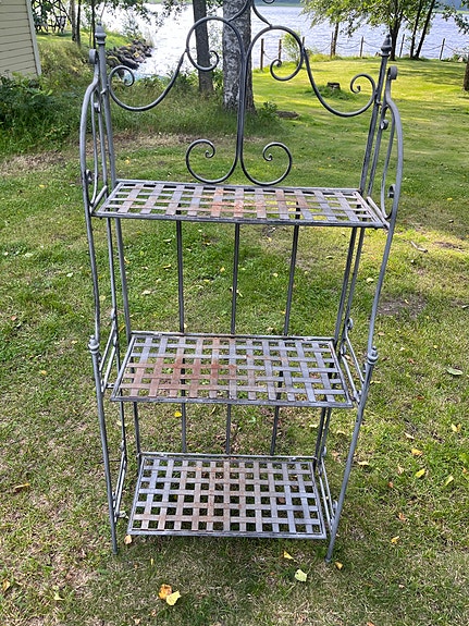 Metallinen hyllykkö ulos