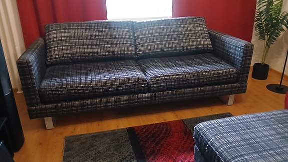 Kolmen istuttava harmaa/musta sohva ja rahi