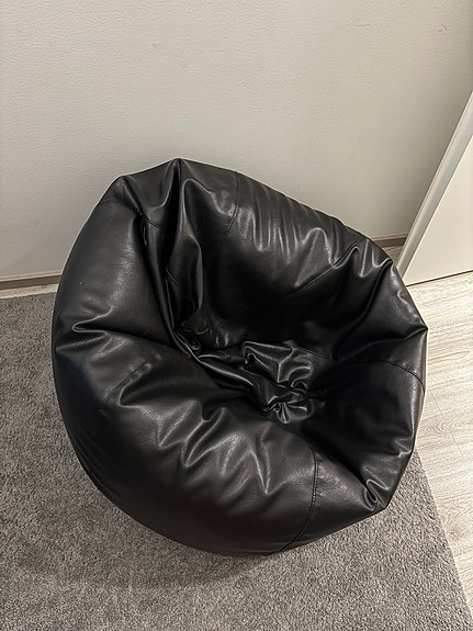 Säkkituoli musta keinonahkainen