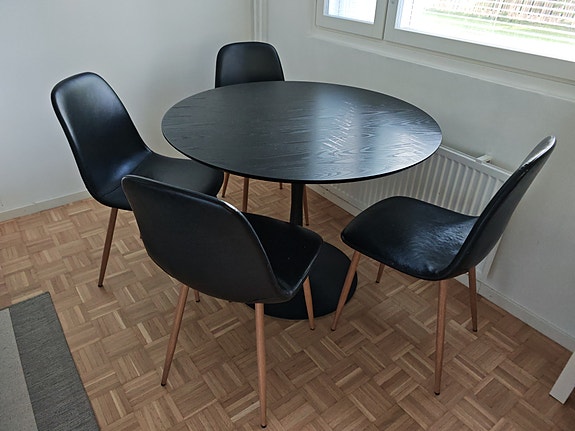 Pyöreä pöytä + 4 tuolia