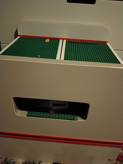 Laatikollinen legoja ja säilytyslaatikko