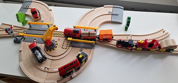BRIO puinen junarata ja junat