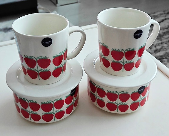 Arabia UUDET 🍓 Pomona🍓 2 Mansikka- purkki kannella ja 4 muki🍓
