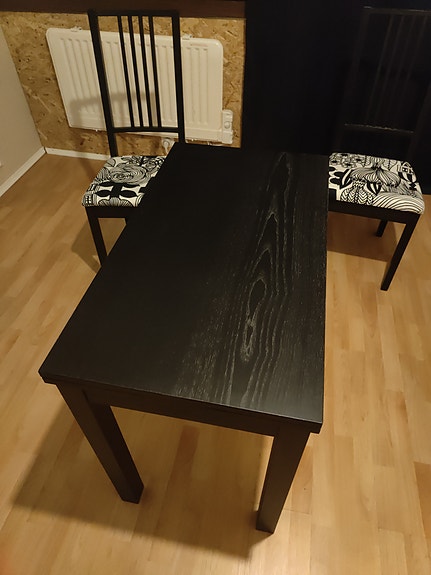 Ikean pöytä ja 2 tuolia