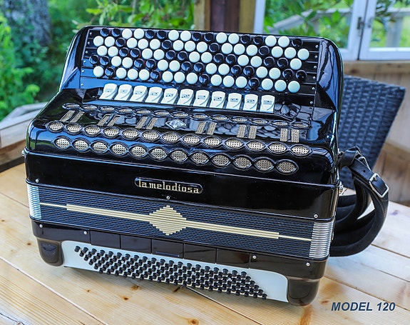 Neliäänikertainen     la melodiosa   harmonikka