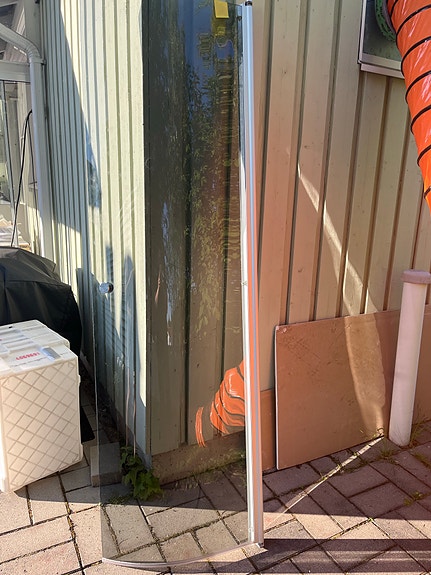 Lasinen suihkuseinä / lasiovi kylpyhuoneeseen