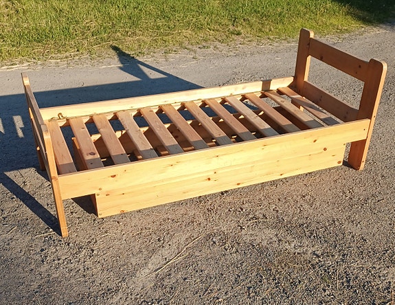 Vanha sänky / sängynrunko vetolaatikolla