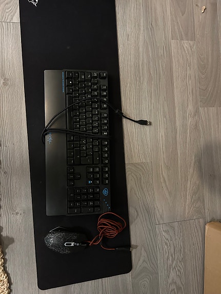 USB-näppäimistö ja hiiri