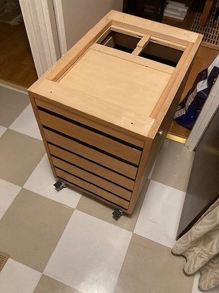 laatikosto, kirjoituspöydän alle