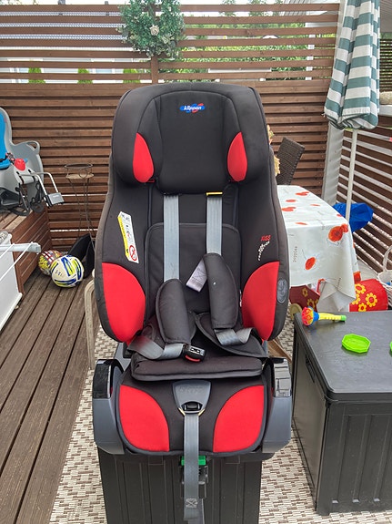 Klippan Triofix turvaistuin 9-36kg, musta/punainen