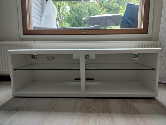 IKEA tv-taso valkoinen lasihyllyillä