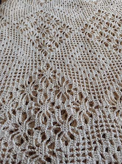 Kaunis käsin virkattu päiväpeitto 120 × 260 cm – 40 €
