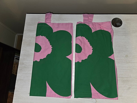 Kaksi Marimekko Unikko -kassia