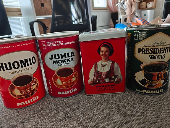 Vanhoja kahvipurkkeja