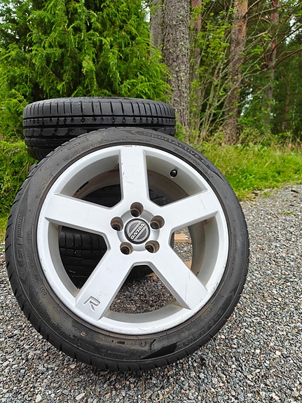 Volvo V70R Pegasus 17x8" + Hyvät kesärenkaat