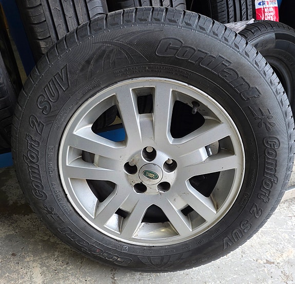 235/65R17 Uudet renkaat (DOT22) Land Rover vanteilla