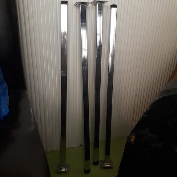 Metallisia pöydän jalkoja 4 kpl