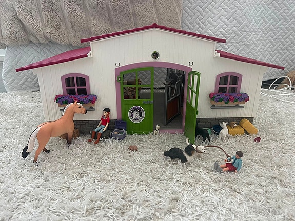 Schleich hevostalli