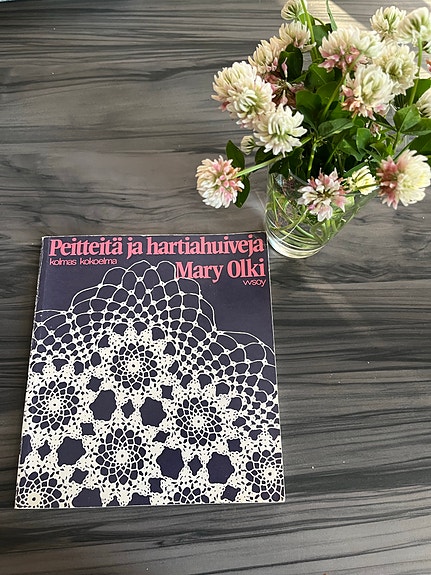 Peitteitä ja hartiahuiveja -kirja, Mary Olki