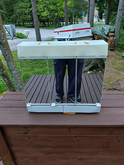 Kylpyhuoneen peili kaappi