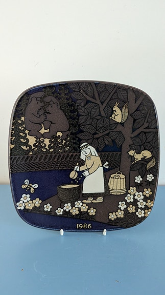 Arabia Kalevala Vuosilautanen 1986 (Raija Uosikkinen)