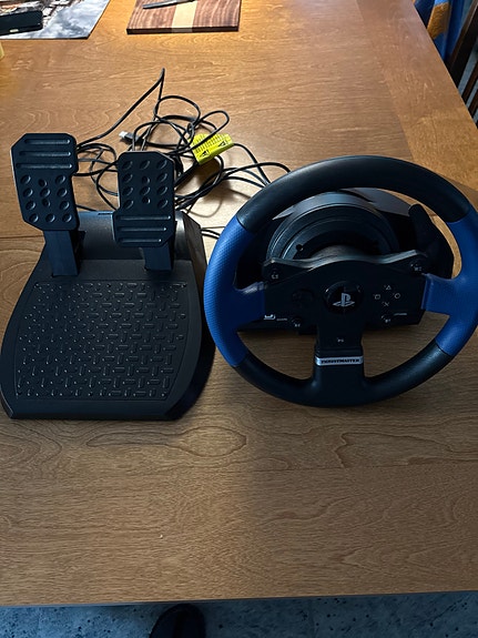 Thrustmaster T150 rattiohjain ja polkimet PS4/PS3/PC