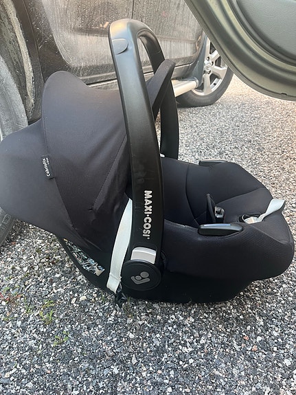 Maxi-Cosi Cabriofix -turvakaukalo ja telakka