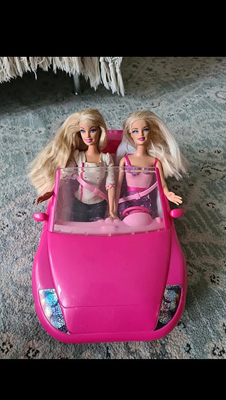 Barbiet ja avoauto